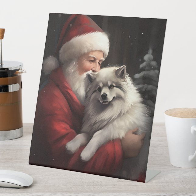 Expositor En L Keeshond Con Navidades festivos de Santa Claus (In Situ)