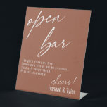 Expositor En L La escritura a mano contemporánea Funny Terracotta<br><div class="desc">Esta colección presenta un tipo de letra elegante, moderno y manuscrito para crear palabras y frases clave. En este artículo, la tipografía gráfica sobrepone simplemente "barra abierta" en la parte superior y "¡vítores!" en la parte inferior. Esta opción incluye el popular mensaje "Las bebidas de esta noche son gratis. Las...</div>