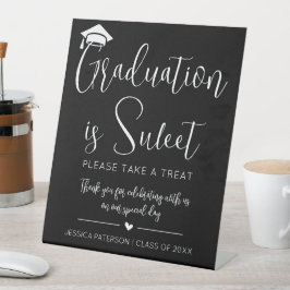 Expositor En L La graduación es un guión blanco negro Minimalista