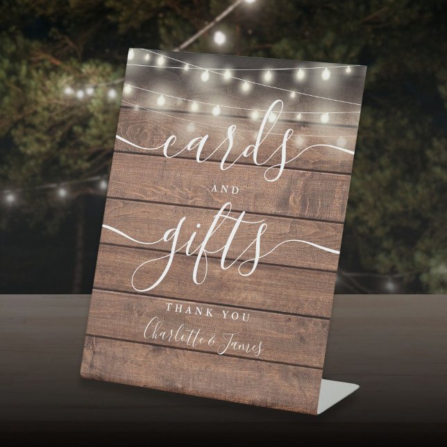 Expositor En L Las Cadenas Iluminan Las Tarjetas Y Regalos Rusos  (String Lights Rustic Wood Script Cards And Gifts Pedestal Sign)