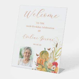 Expositor En L Letrero de Bienvenida de Cumpleaños 100 de Foto de