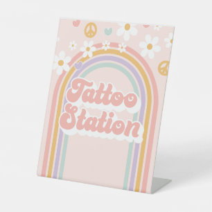 Expositor En L Letrero de cumpleaños de Groovy Rainbow Tattoo Sta