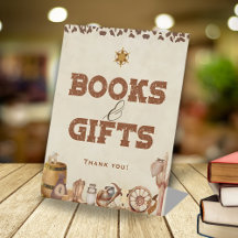 Libros y regalos de Baby Shower para un niño peque