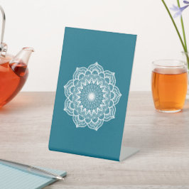 Expositor En L Mandala Blanco sobre Fondo Azul