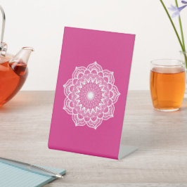 Expositor En L Mandala Blanco sobre Fondo Rosa