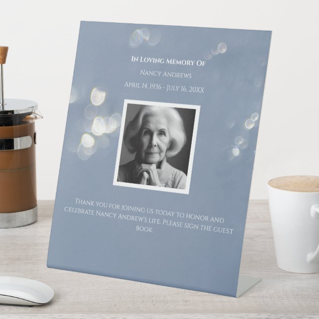 Expositor En L Memorial del funeral gris (In Situ)