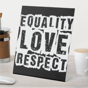 Expositor En L Mes del orgullo de amor y respeto por la igualdad