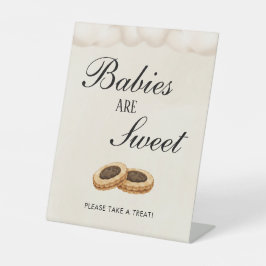 Expositor En L Mesa De Postres Bebé Está Preparando Dulces De Bab