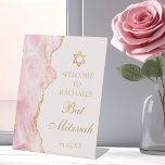 Expositor En L Moda Agate de Oro Rosado Bat Mitzvah Personalizado<br><div class="desc">La agata de moda rosa y oro decora el lado de este elegante cartel peatonal del fiesta Bat Mitzvah. El nombre de su hija está escrito en un hermoso guión formal bajo la Estrella de David. La decoración de la mesa es perfecta para una elegante familia judía que celebra la...</div>