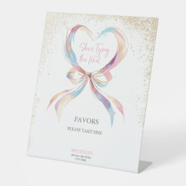 Expositor En L Moda que está atando el consejo y deseos de los ce