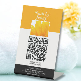 Expositor En L Moderno Salón de Nales con Flores Blancas Naranja