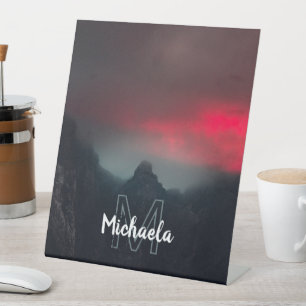 Expositor En L Monograma de nubes, niebla y montañas quemadas