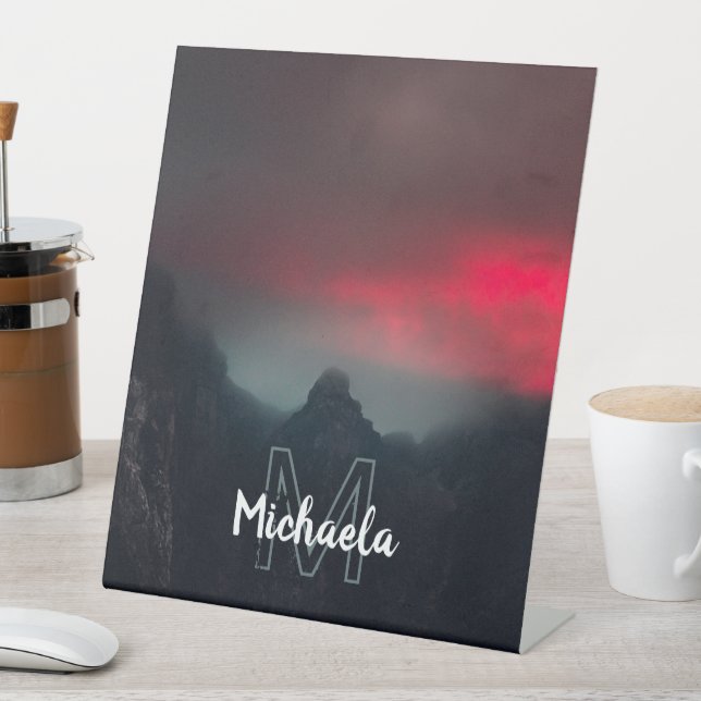 Expositor En L Monograma de nubes, niebla y montañas quemadas (In Situ)