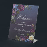 Expositor En L Moody Flower Purple 18th Birthday Welcome<br><div class="desc">Moody y misteriosos rosas y peonías púrpura marcan el tono de este elegante cartel peatonal de bienvenida de 18 años. Las flores blancas y azules le dan un toque de color a la corona de color oscuro. ¡El texto blanco realmente aparece! Formal pero con un giro moderno para la mujer...</div>
