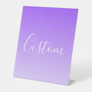 Expositor En L Nombre de guión curvo y ómbre morado ligero editab