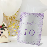 Expositor En L Número de tabla de boda violeta de plata<br><div class="desc">Un fondo falso plateado decorado con chispas violetas moradas Personaliza y agrega tus números de mesa. Agrega tus números uno por uno.</div>