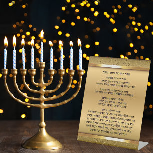 Expositor En L Oración hebrea Hanukkah sobre la iluminación de la