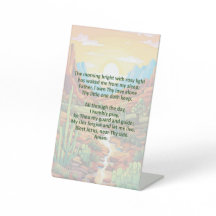 Oración matutina de un niño en letrero de pedestal