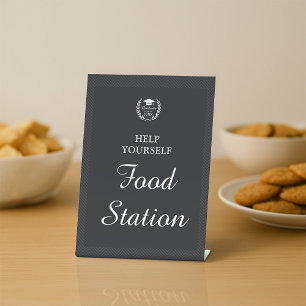 Expositor En L Partido de Graduación de la Estación de Comida Per