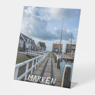 Expositor En L Pier de madera en Marken, Países Bajos