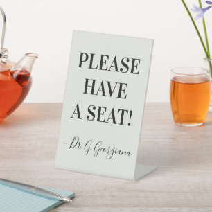 Expositor En L "¡POR FAVOR, TIENE UN ASIENTO!" + Nombre