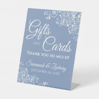 Regalos de bodas y tarjetas encaje blanco sobre az