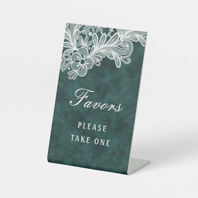 Expositor En L Ropa blanca sobre los favores de terciopelo verde  (Anverso)