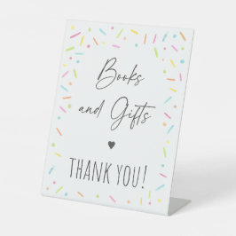 Expositor En L Rótulo de libros y regalos con el arcoiris