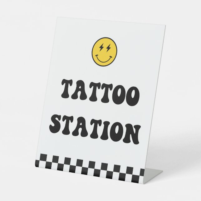 Expositor En L Rótulo Happy Face One Happy Dude Tattoo Station (Anverso)