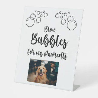 Expositor En L Salida de la boda soplando burbujas con mascota