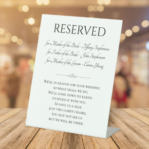 Expositor En L Silla Reservada Con Nombres En Memoria Del Boda