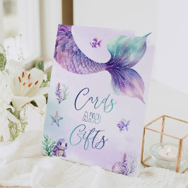 Expositor En L Sirena bajo las naipes y los regalos