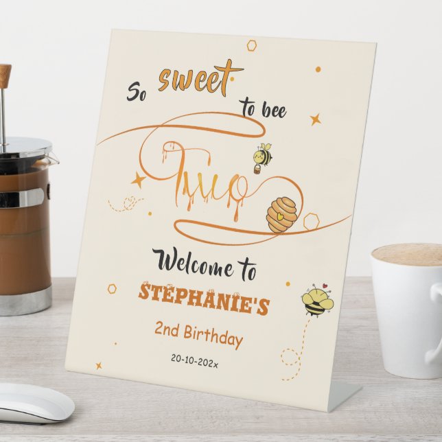 Expositor En L Tan Dulce Ser Dos Abejas Cumpleaños Número 2 Bienv (In Situ)