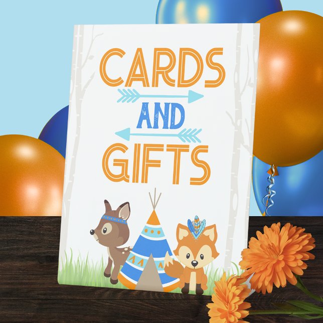 Expositor En L Tarjetas y regalos Blue Woodland Camper Table (Tribal Woodland Forest Animal Cards and Gifts Pedestal Sign. Featuring a Fox, Deer and Teepee)