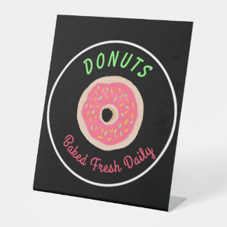 Expositor En L Tienda de Donas Falsas Neon Horneadas Diariamente 