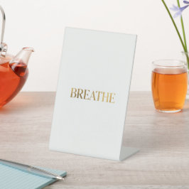 Expositor En L Tipografía minimalista con la palabra oro respirar