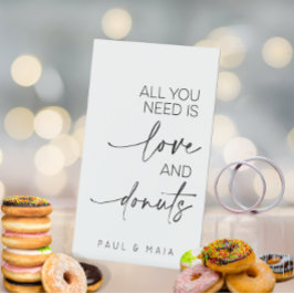 Expositor En L Todo Lo Que Necesitas Es Amor Y Boda De Donuts
