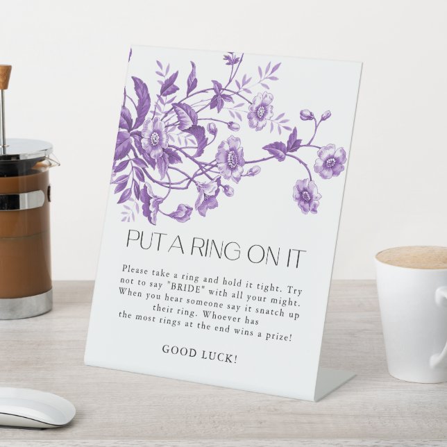 Expositor En L Toile Floral Puso Un Anillo En Ella Brillantes Jue (In Situ)