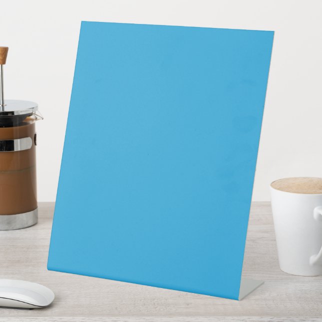 Expositor En L un fondo azul con un gato blanco y negro (In Situ)