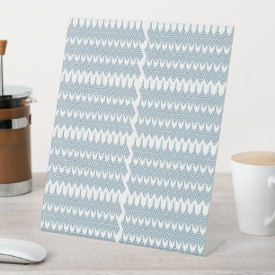 Expositor En L un patrón azul y blanco con fondo blanco
