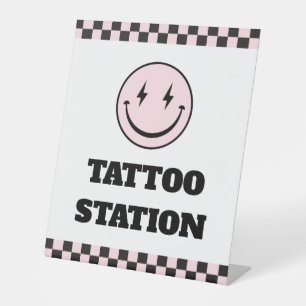 Expositor En L Un Rótulo feliz de la estación de tatuaje rosado d