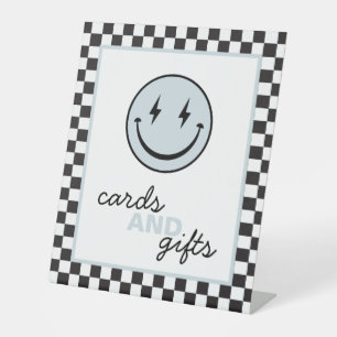 Expositor En L Un tipo feliz sonríe tarjetas faciales y regalos