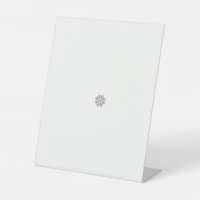 una flor azul y marrón con un centro rojo