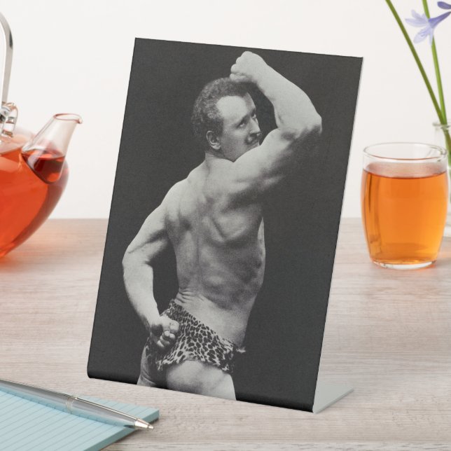 Expositor En L Una nueva postura de los hombres fuertes: la const (In Situ)