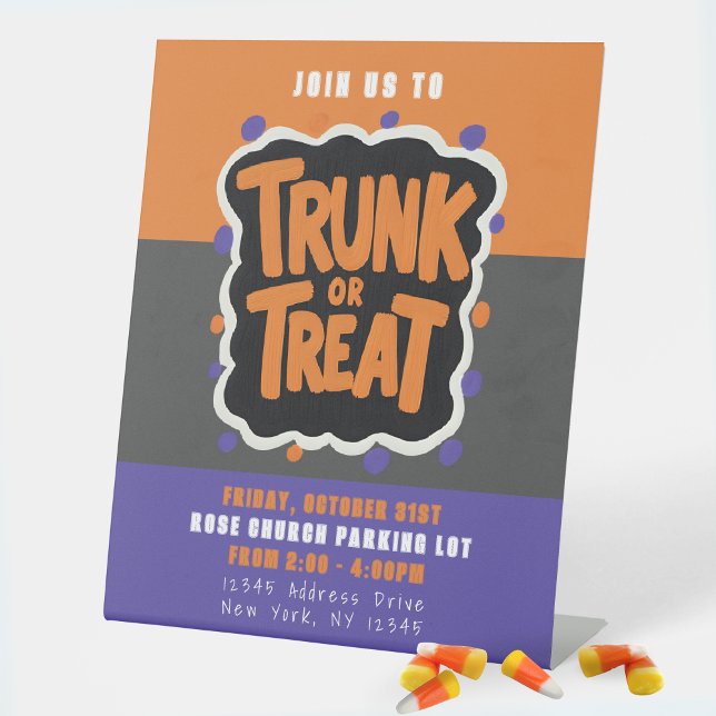Expositor En L Únete a nosotros para engañar o tratar el negocio  (Halloween Trunk or Treat Standing Business QR Code Display Sign in Grey, Orange, Purple )