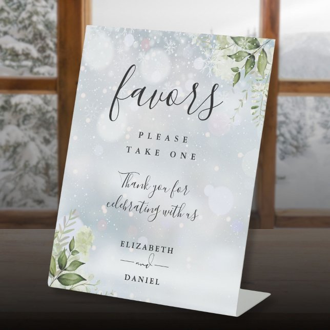 Expositor En L Vegetación floral de invierno favorece escritura m (Winter Floral Greenery Modern Script Favors Pedestal Sign)