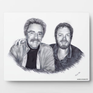 Expositora Cuevas y la placa del hijo