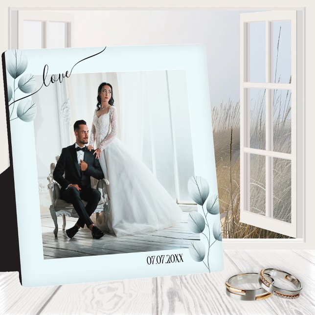 Expositora Duste hojas azules foto placa con caballete (Elegant dusty blue photo frame plaque with easel featuring your wedding photo with stylized leaves)