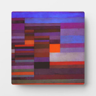 Expositora El incendio de Paul Klee en la placa de la noche