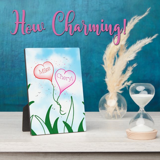 Expositora Globos Personalizados Corazón con Placa de Nombres (Personalized couple names plaque with an illustration of heart balloons floating in the sky.)